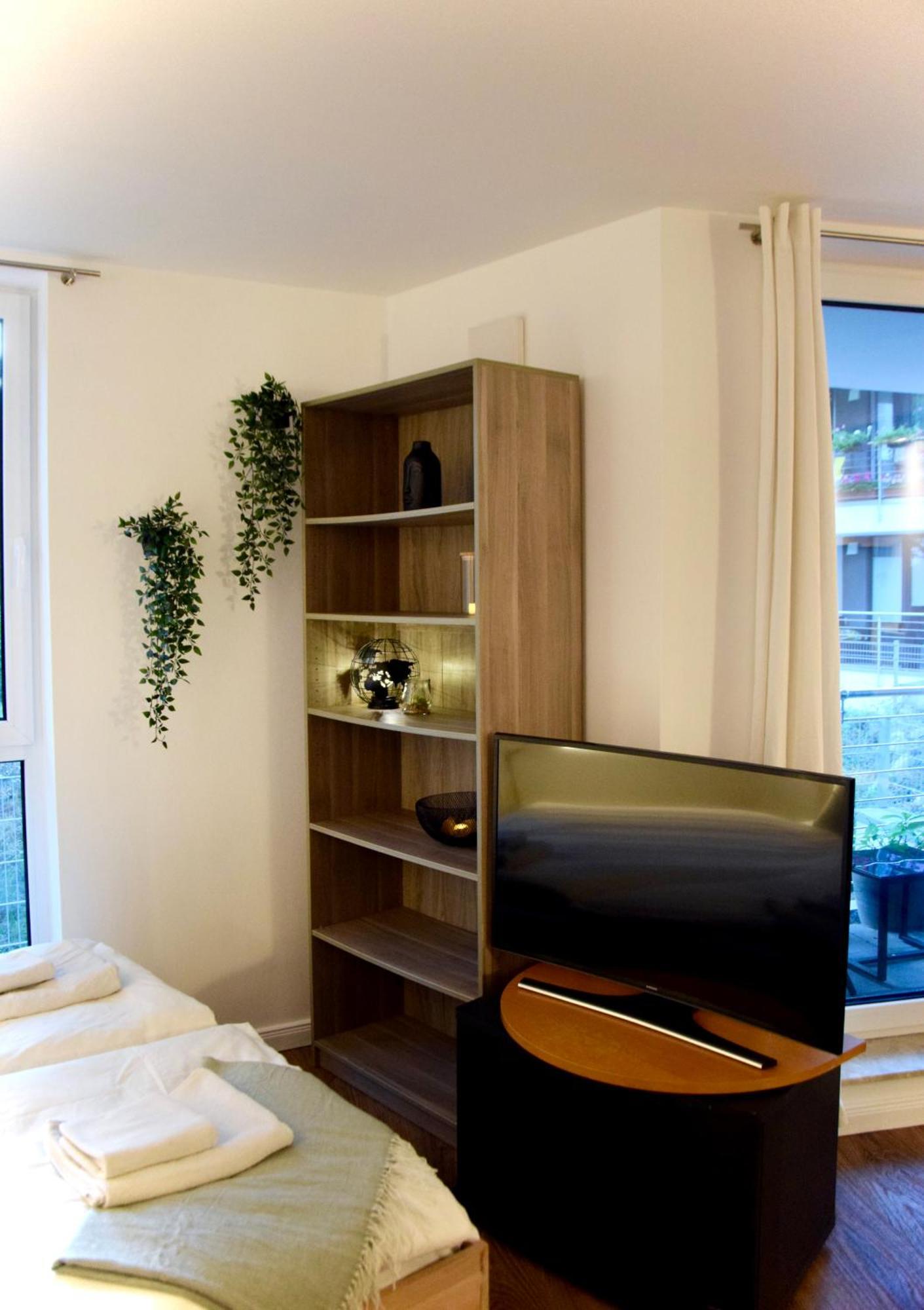 Stilvolle Wohnung Mit Balkon & Parkplatz Rostock Exterior photo